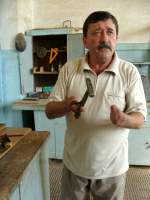 На Рівненщині  чоловік без кистей рук працює столяром на заводі