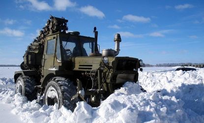 На Рівненщині військовослужбовці та техніка Збройних Сил України борються зі сніговою навалою