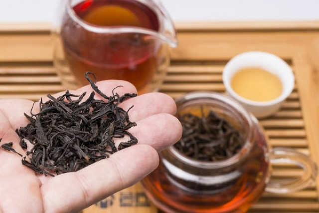 Як використовувати випитий чай для удобрення рослин