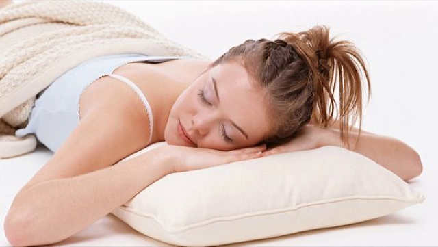 Чому спати на животі – шкідлива звичка