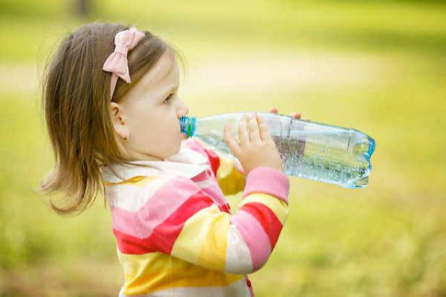 Яку кількість води потрібно пити дітям влітку – рекомендації фахівців