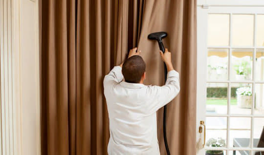 Як почистити штори у висячому положенні?