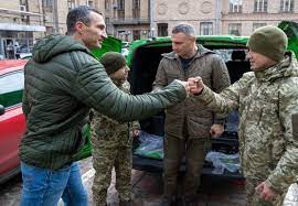 Віталій Кличко: «Київ передав військовим 100 тисяч грілок»