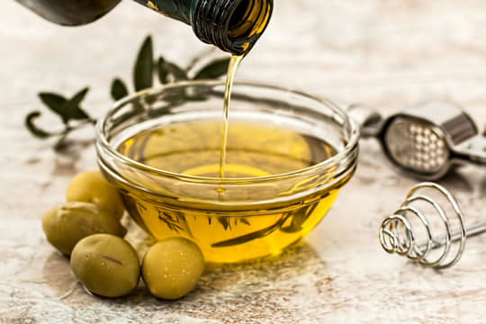 Чи знали ви, що оливкову олію можна використовувати не лише для приготування страв?