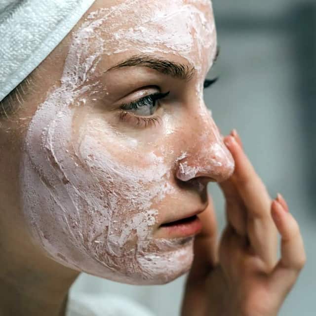 Натуральна маска-скраб для обличчя: шкіра буде оксамитова, як у немовляти