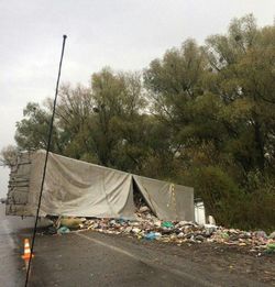 ДТП на Рівненщині: перекинулася фура зі сміттям