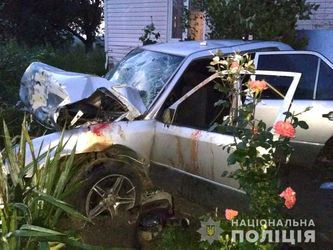 Автомобіль в’їхав у будинок: водій загинув, пасажир — у лікарні