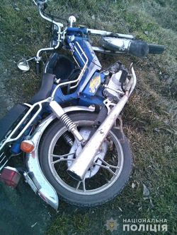 Впав з мотоцикла та вдарився в позашляховик
