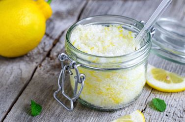 Не викидайте шкірку лимона. Зробіть лимонний цукор, сіль і перець!