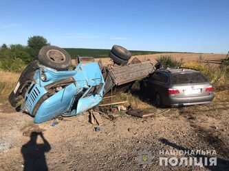 Автопригода за участю вантажівки та легковика: водії травмовані