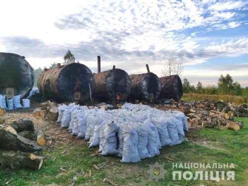 У здолбунівчанина виявили бочки для випалювання деревного вугілля