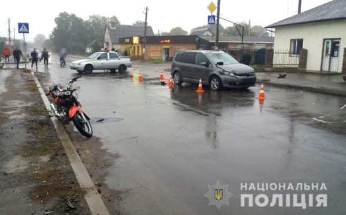 Зіткнення мотоцикла та мінівена: двоє травмованих