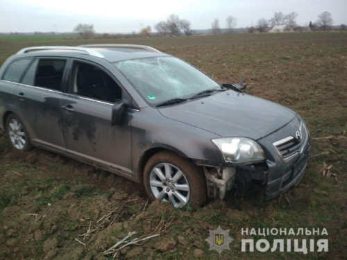 Викрали авто, наїхали на зупинку та пошкодили дитячий майданчик