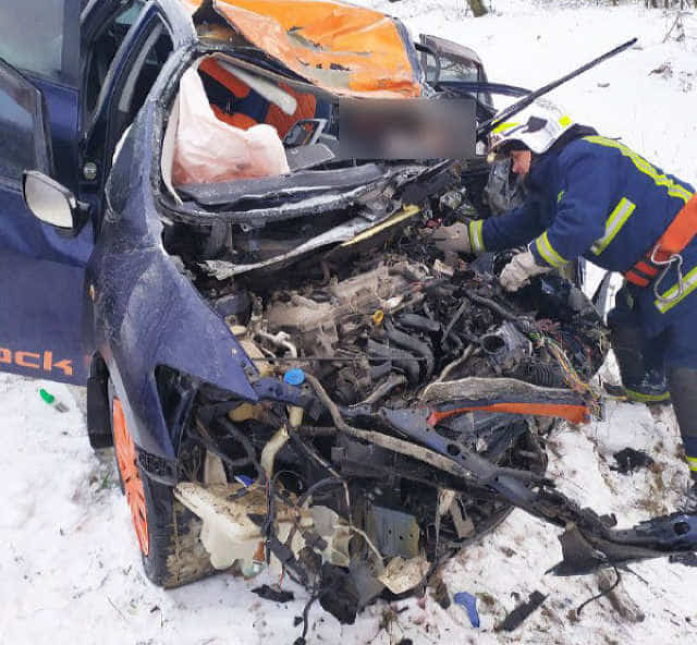 Зіткнення двох авто: водійка легковика загинула