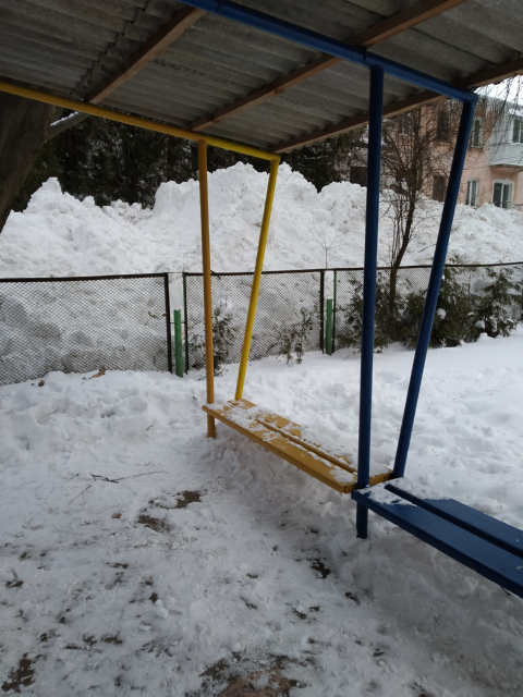 м.Рівне, центр,  сніг з вулиць згрібали прямо під дитячі майданчики садочка № 46