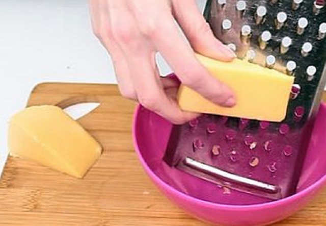 Як натерти м’який сир на тертці, щоб він не прилипав і не забивав її