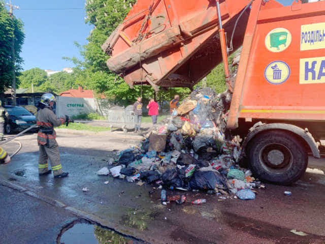 У Рівному горіла вантажівка з сміттям