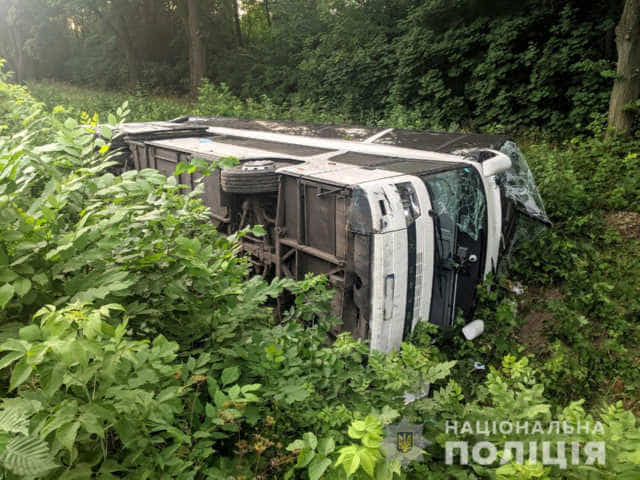 Перекинувся рейсовий автобус: травмувалися 23 особи