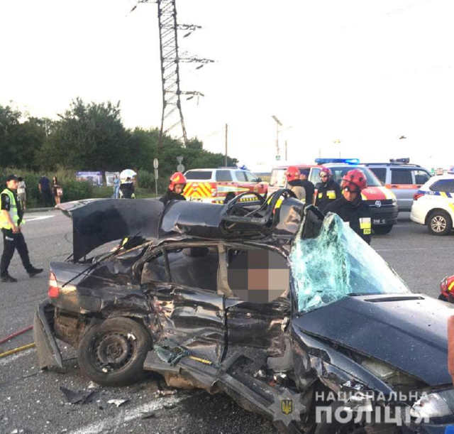 Зіткнення двох авто: загинула пасажирка та травмувався водій