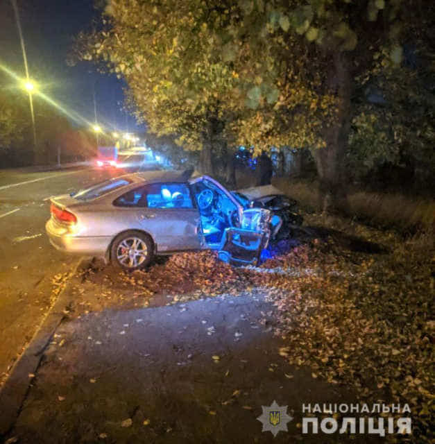 Врізався у придорожнє дерево – ДТП у Рівному