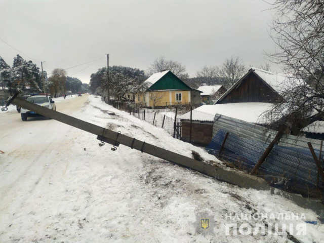 Збив легковиком електроопору та втік