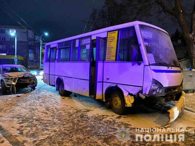 Зіткнення маршрутки та кросовера: двоє постраждалих