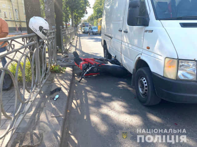 У центрі Рівного в автопригоді травмувався мотоцикліст