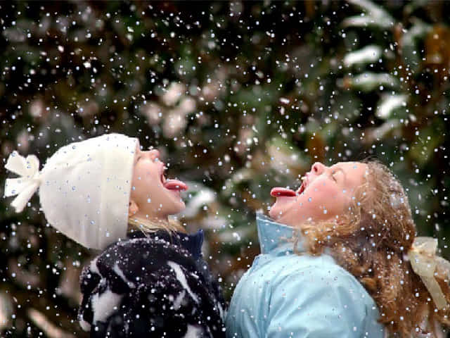 Лікарі розповіли, чому дітям не варто ловити ротом сніжинки