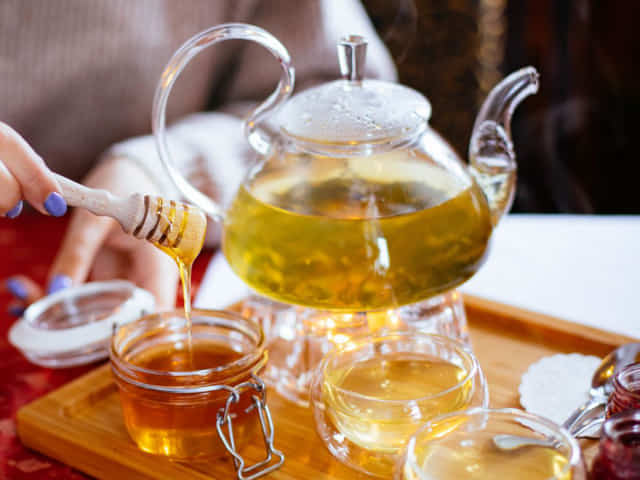 Чи може звичка класти мед у гарячий чай бути небезпечною для здоров’я?