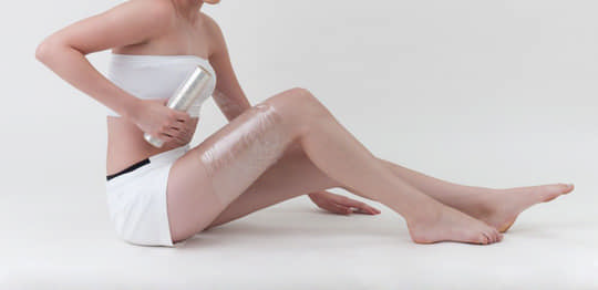 Обгортання ніг харчовою плівкою для догляду за шкірою, що тріскається – ефект дивовижний