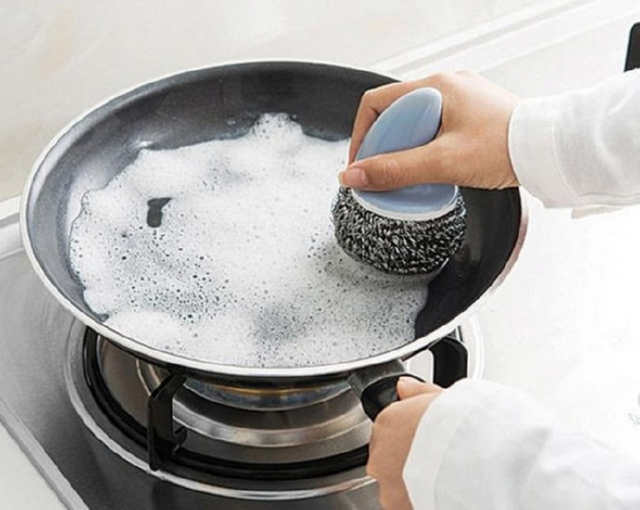 Чому металева губка для посуду повинна бути на кухні кожної господині