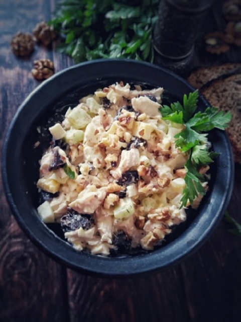 Салат з куркою, горіхами та чорносливом Салат з куркою, горіхами та чорносливом