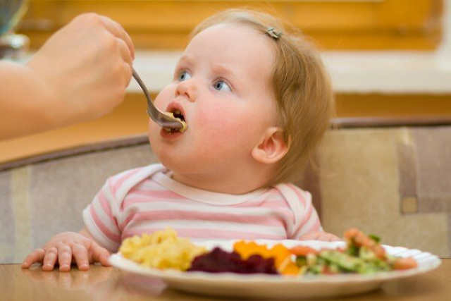 Як правильно годувати дитину, щоб не завдати шкоди зростаючому організму