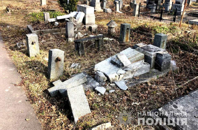 Пошкодили 57 могил на кладовищі