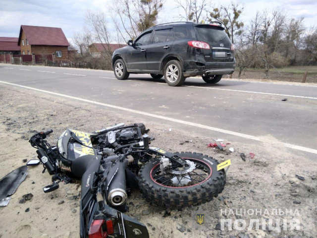 Зіткнувся із автомобілем: водій мотоцикла у лікарні