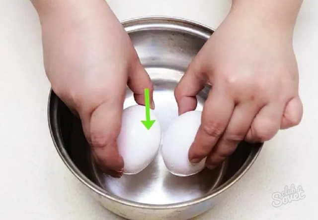 Навіщо кухарі додають у воду ложку соди під час варіння яєць