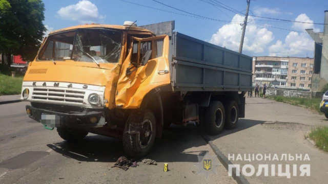 Стало зле під час руху: у Дубно зіткнулися дві вантажівки