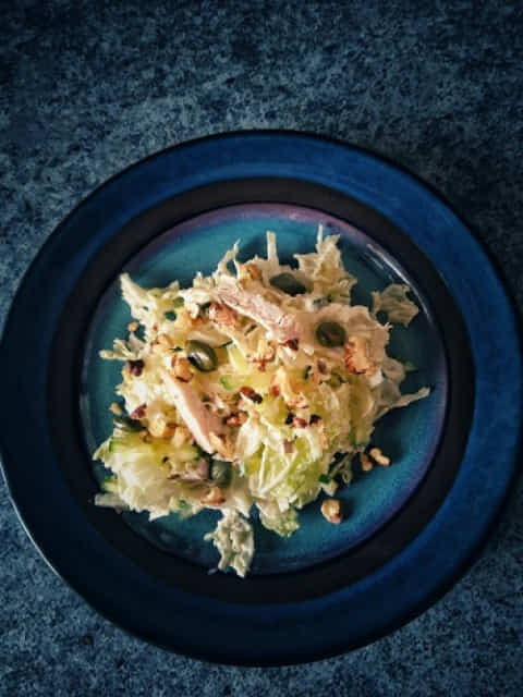 Салат з китайської капусти, м’яса та горіхів