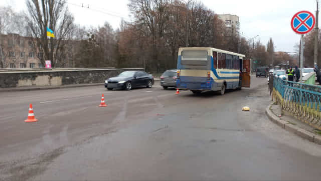 Випала з маршрутки під час руху