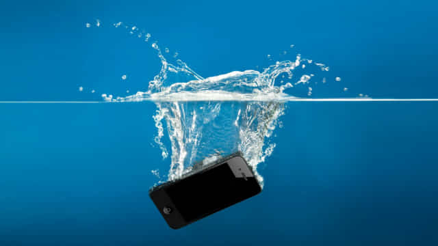 Що не можна робити, якщо смартфон впав у воду?