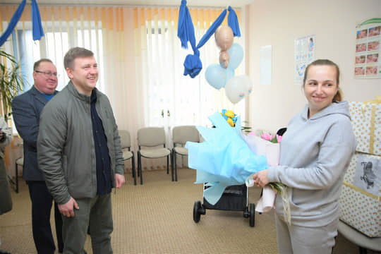 Начальник Рівненської ОВА підтримав дружину і новонародженого сина загиблого Героя Начальник Рівненської ОВА підтримав дружину і новонародженого сина загиблого Героя