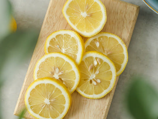 Покладіть лимонні кірки на підвіконня – позбавтеся наболілої проблеми