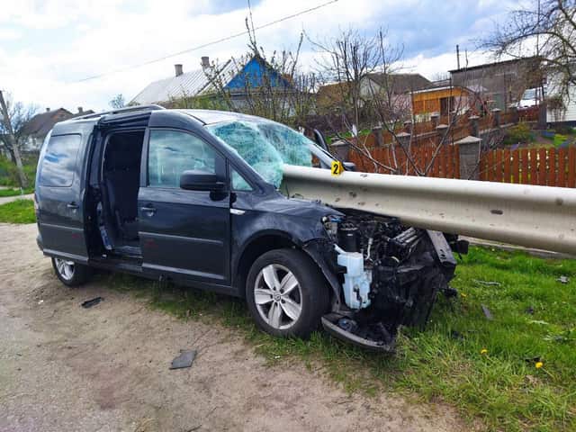 В’їхав у відбійник: водій помер у лікарні В’їхав у відбійник: водій помер у лікарні