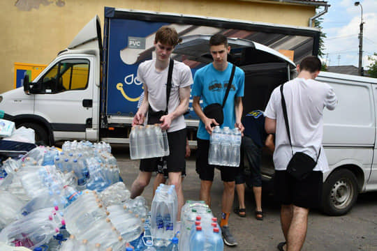 Тонна хліба та 20 тисяч літрів води Тонна хліба та 20 тисяч літрів води