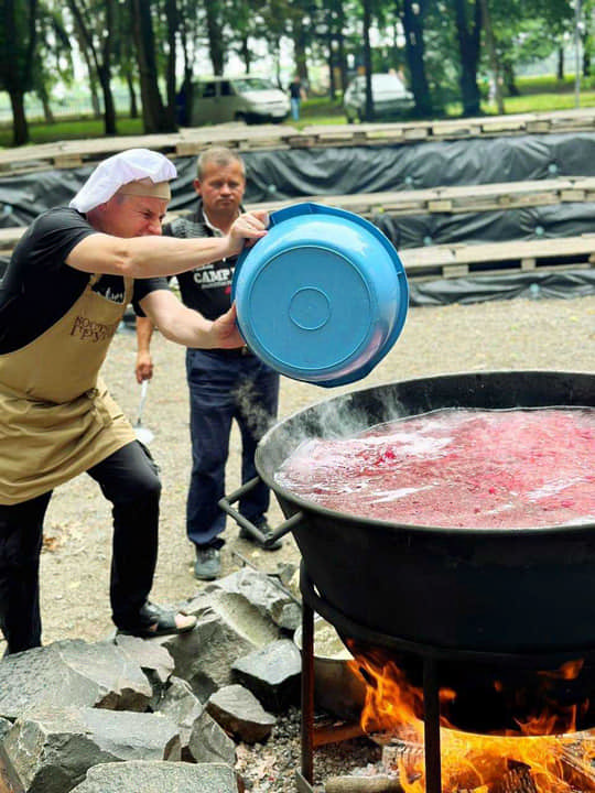 На Рівненщині приготували 1200 л борщу та встановили новий Національний Рекорд України