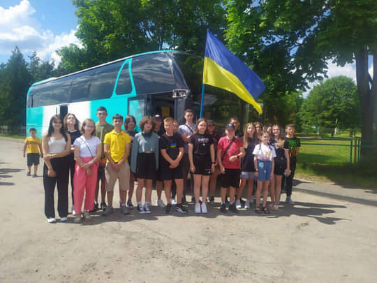 Діти захисників з Рівненщини поїхали на канікули до Польщі