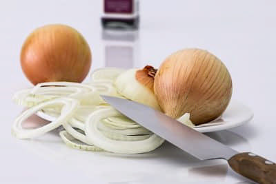 Як за 1 хвилину позбутися гіркоти в цибулі для приготування салату або оселедця?