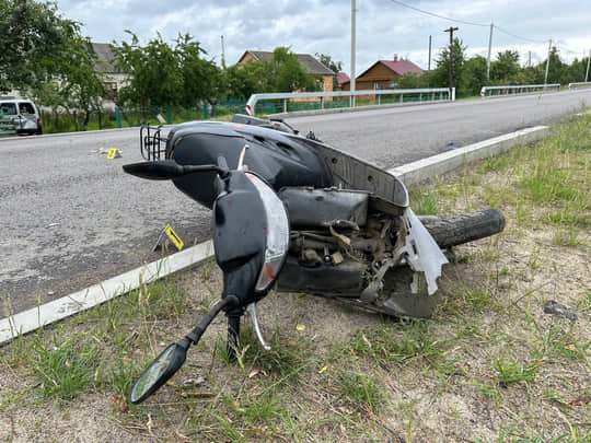 Скутерист врізався у легковик