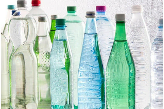 Вода у пластиковій пляшці та у скляній: чи є між нею різниця?