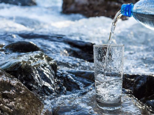 Коли може зіпсуватися мінеральна вода і як правильно її зберігати?